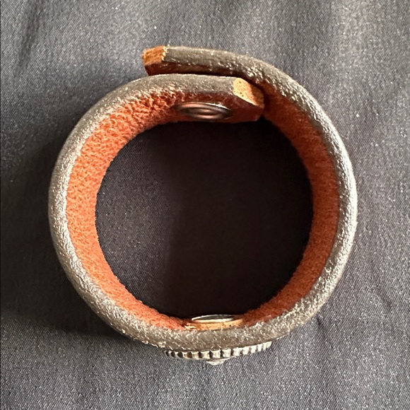 Leather EUC snap bracelet with silvertone medallion and CZ center stone - Picture 6 of 8